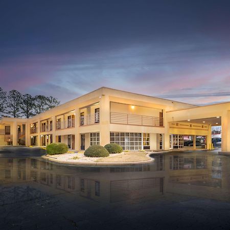 Days Inn By Wyndham Atlanta Stone Mountain Exterior photo