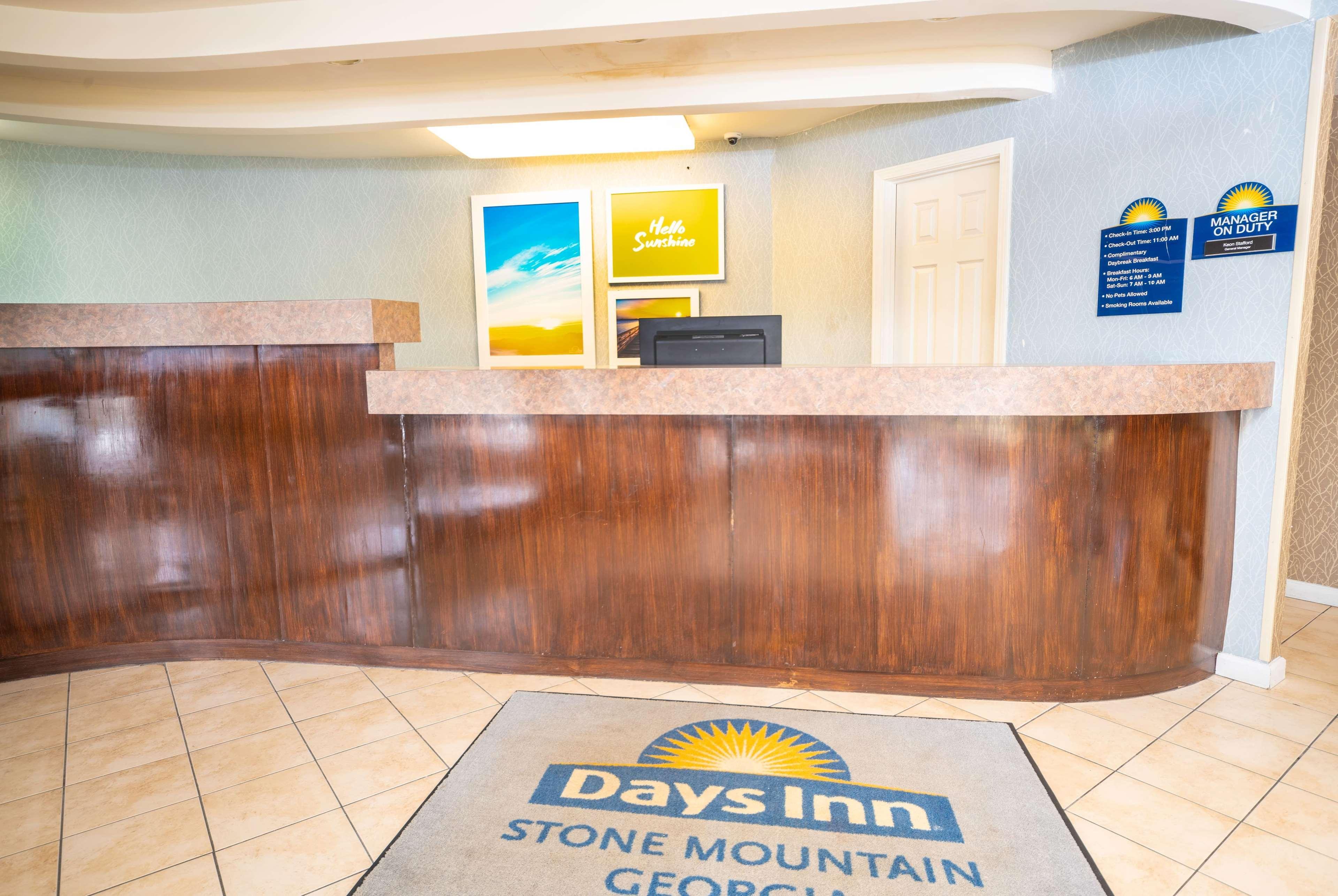 Days Inn By Wyndham Atlanta Stone Mountain Exterior photo
