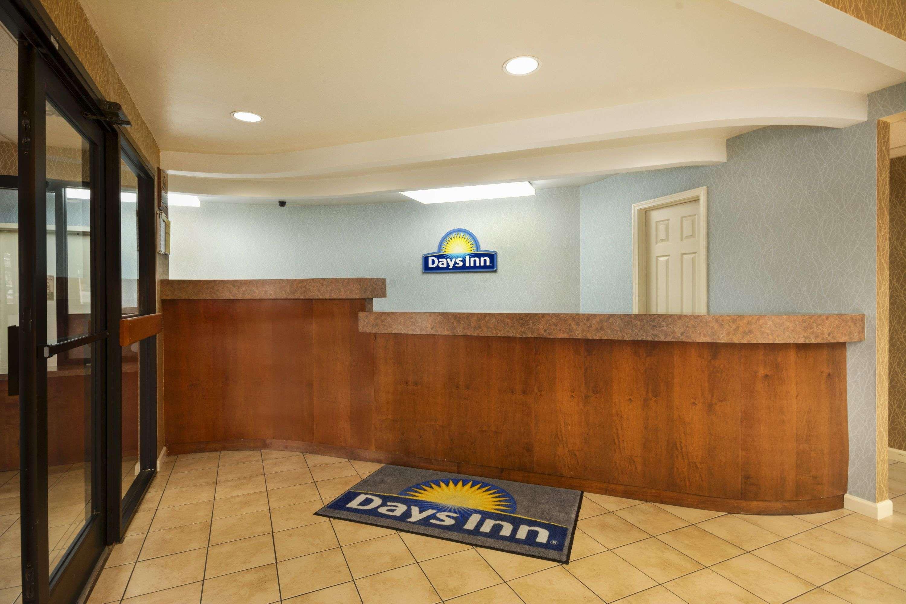Days Inn By Wyndham Atlanta Stone Mountain Exterior photo